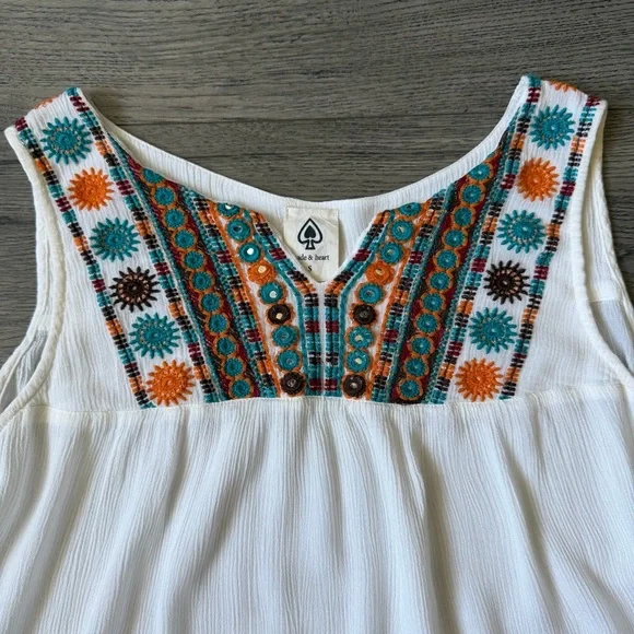 Spade & Heart White Boho Embroidered Sleeveless Top - Size Small - Picture 2 of 7